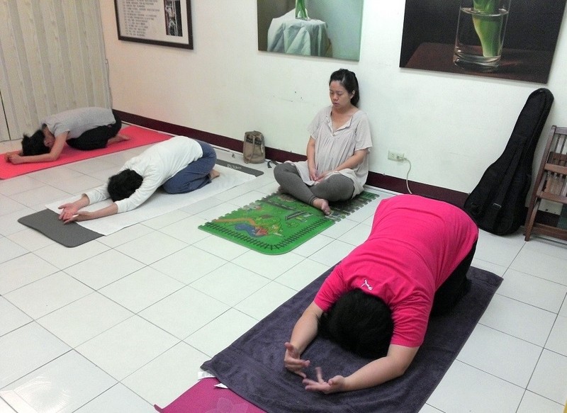 A-Yun Worships Buddha